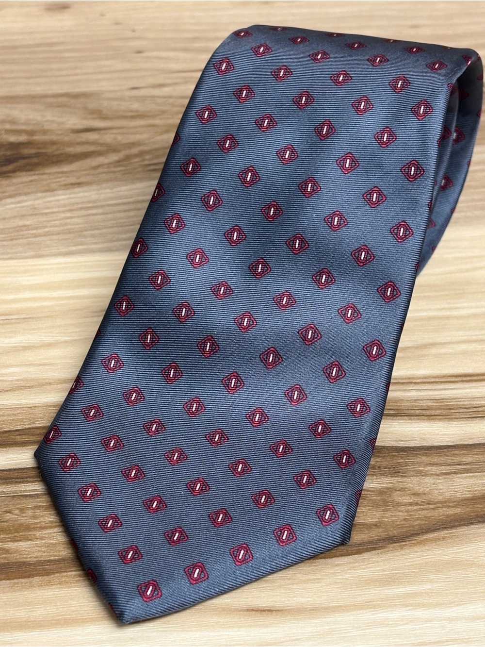 Christian Dior slate gray silk tie with maroon diamond pattern size 58”by 3.5”